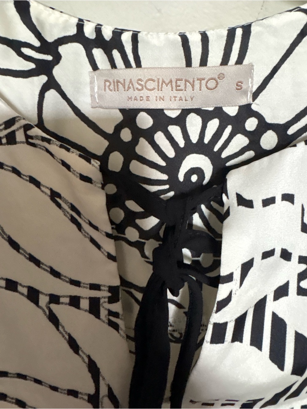 Rinascimento Monochrome Floral Tie-Front Blouse - Picture 9 of 10